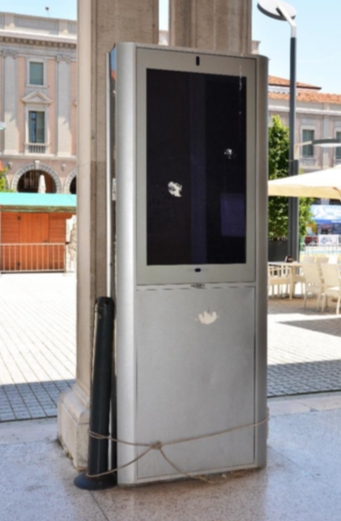 Un totem inutilizzato a San Donà di Piave sotto il porticato Leonardo Da Vinci