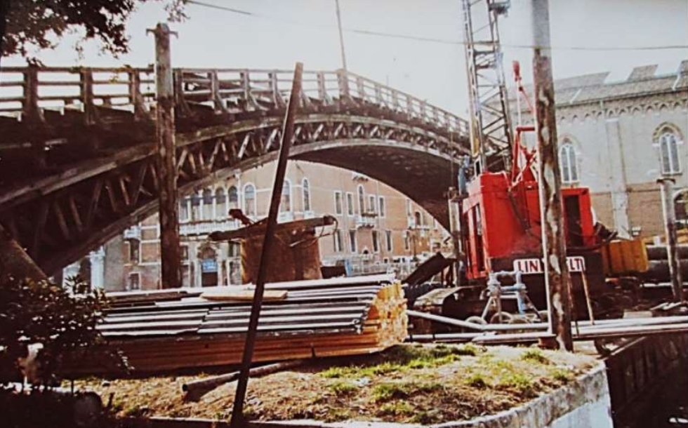 Venezia - Ponte dell'Accademia,rifacimento delle strutture portanti e le parti lignee rovinate. Marzo 1984