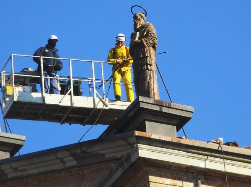 San Donà di Piave - Pulizia delle statue che ornano il Duomo di Santa Maria delle Grazie
