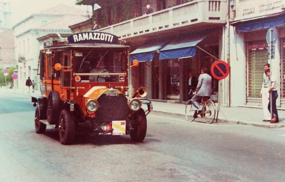 Auto storica della Ramazzotti al seguito del Giro d'Italia